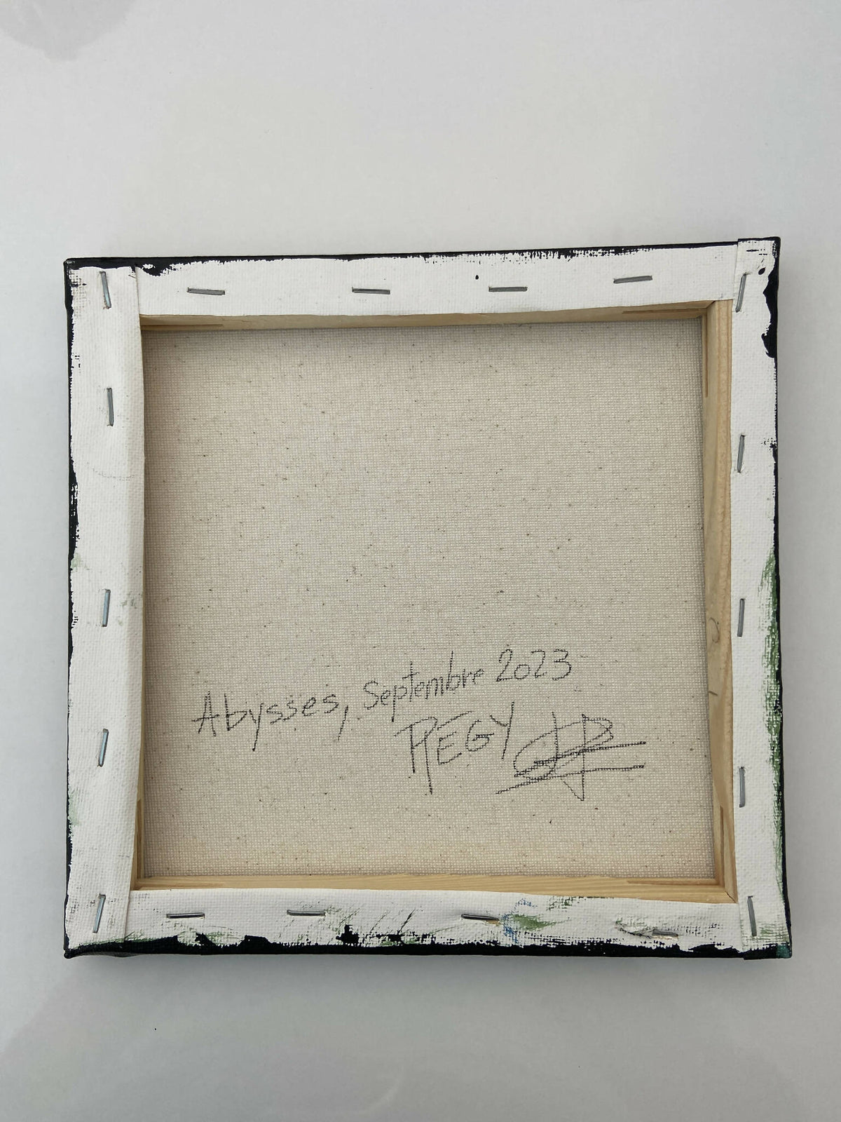 Dos de tableau avec châssis en bois, inscription « Abysses septembre 2023 ».