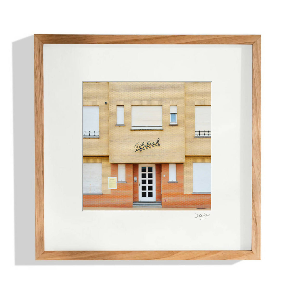 Affiche encadrée Palmbeach : façade de bâtiment beige et brique
