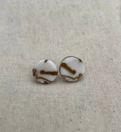 Paire de clous d’oreille en porcelaine marbrée beige et brun