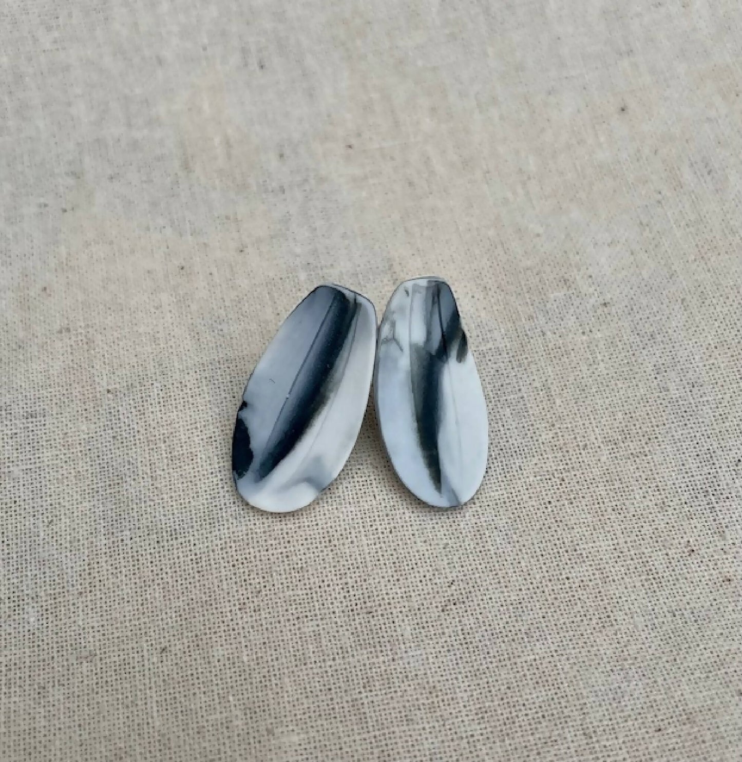 Paire de clous d’oreille en porcelaine bleu nuit, forme ovale martelée