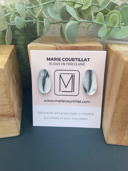 Paire de clous d’oreille en porcelaine bleu, présentée sur carte MARIE COURTILLAT