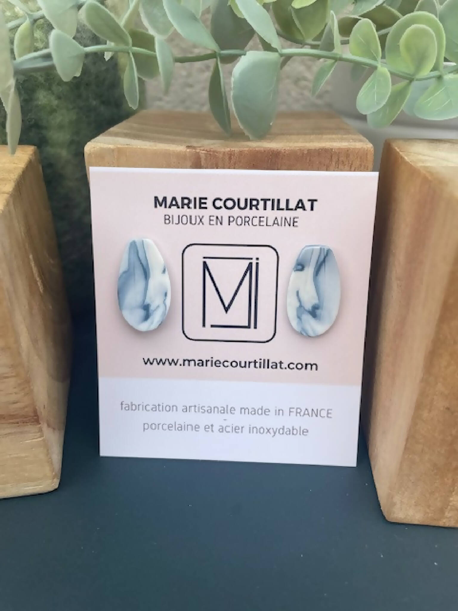 Paire de clous d’oreille en porcelaine bleu, visible sur carte MARIE COURTILLAT