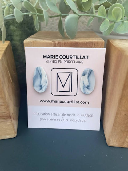 Paire de clous d’oreille en porcelaine bleu, visible sur carte MARIE COURTILLAT