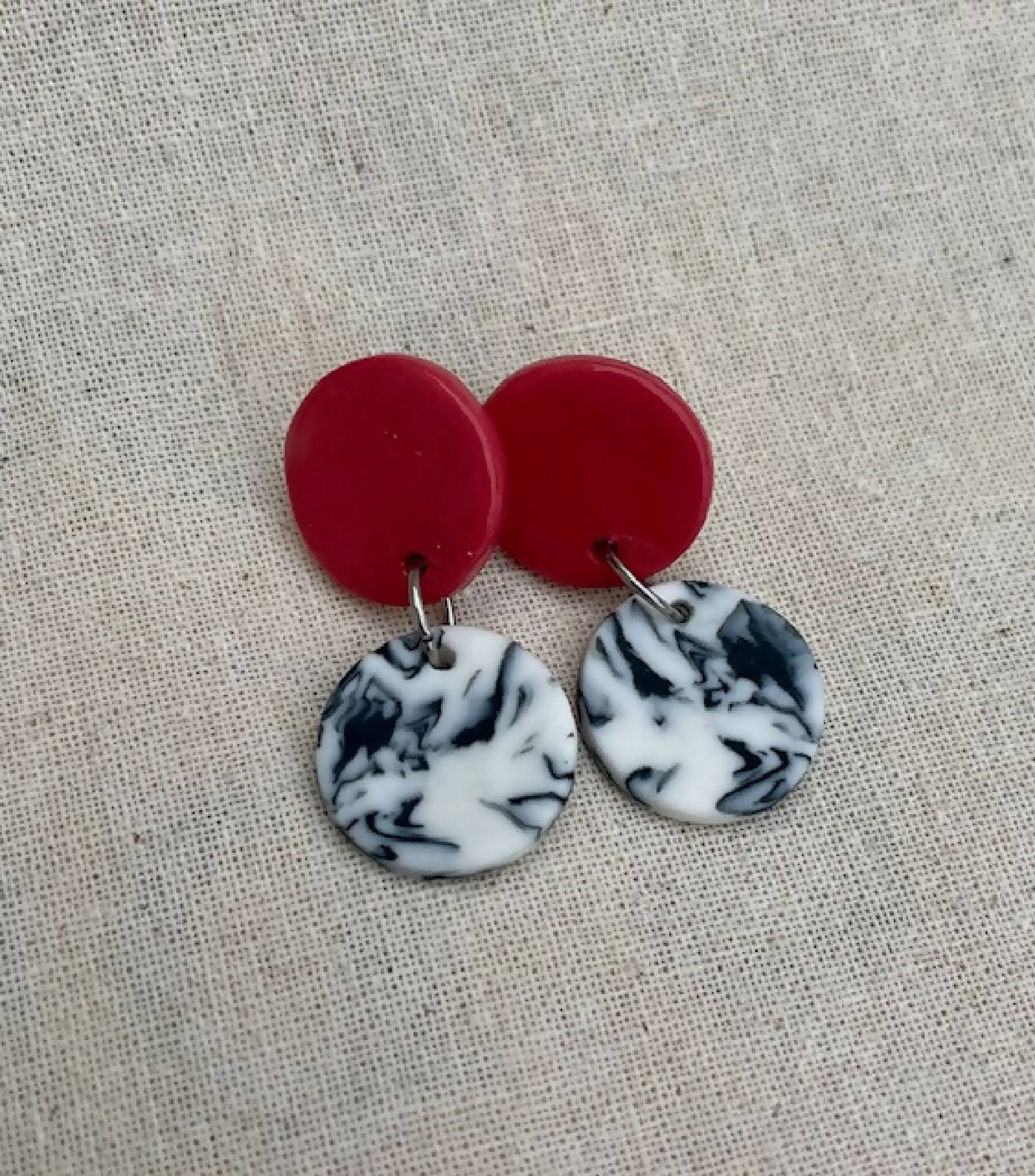 Boucles d’oreilles en porcelaine : pastilles rouges et cabochons motif noir et blanc