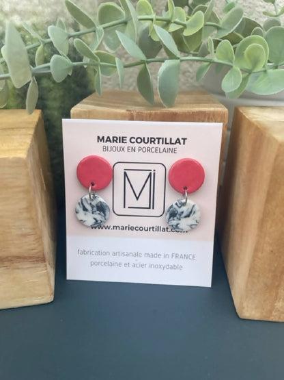 Boucles d’oreilles en porcelaine : pastilles roses et cabochons motif noir et blanc