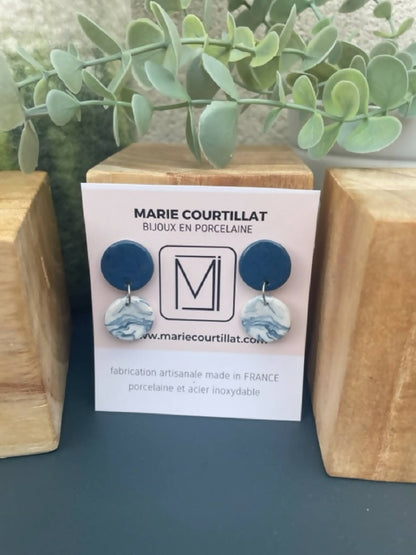 Boucles d’oreilles en porcelaine : pastilles bleu et cabochons motif noir et blanc