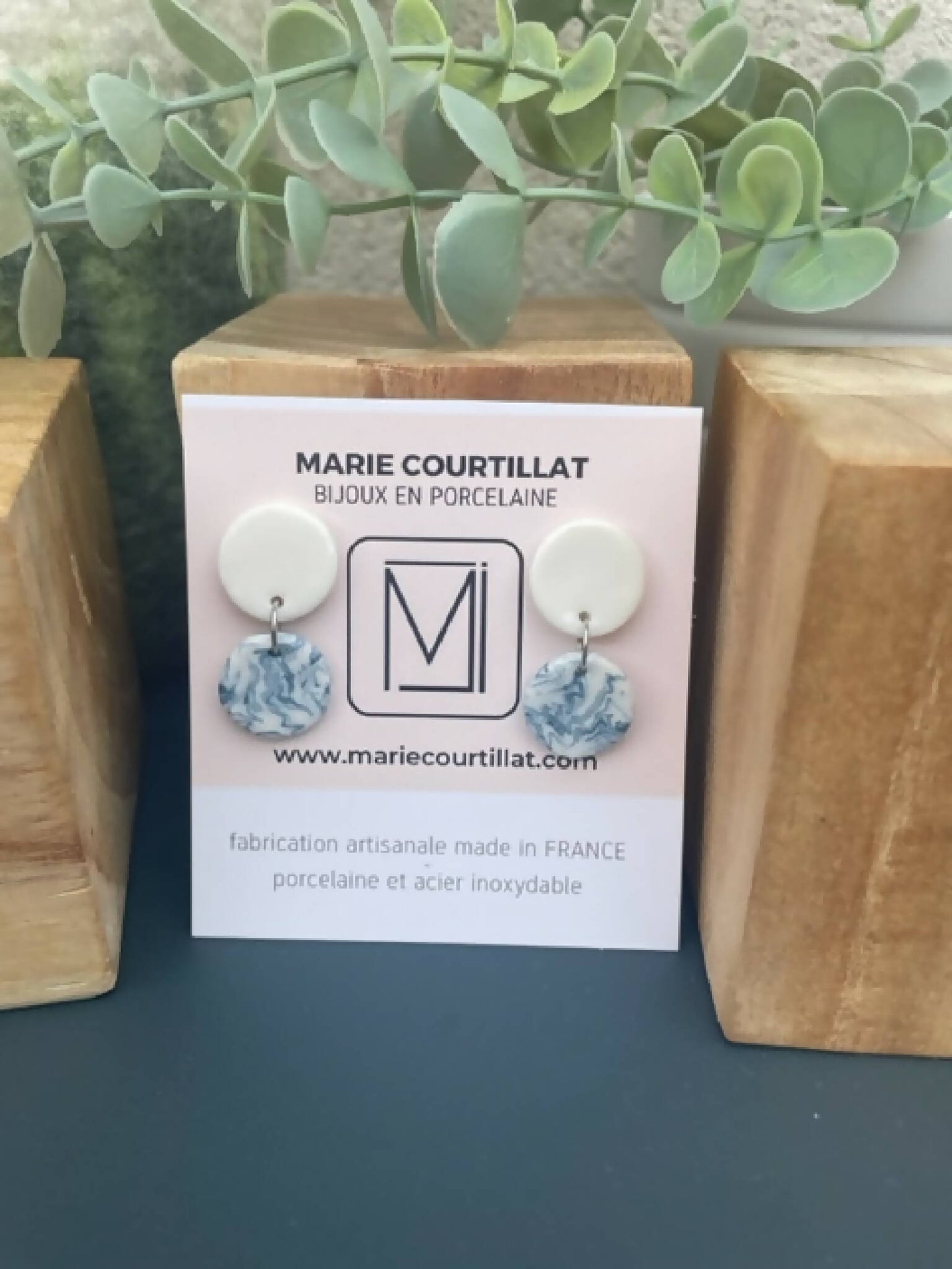 Boucles d’oreilles en porcelaine : pastilles blanches et cabochons motif noir et blanc