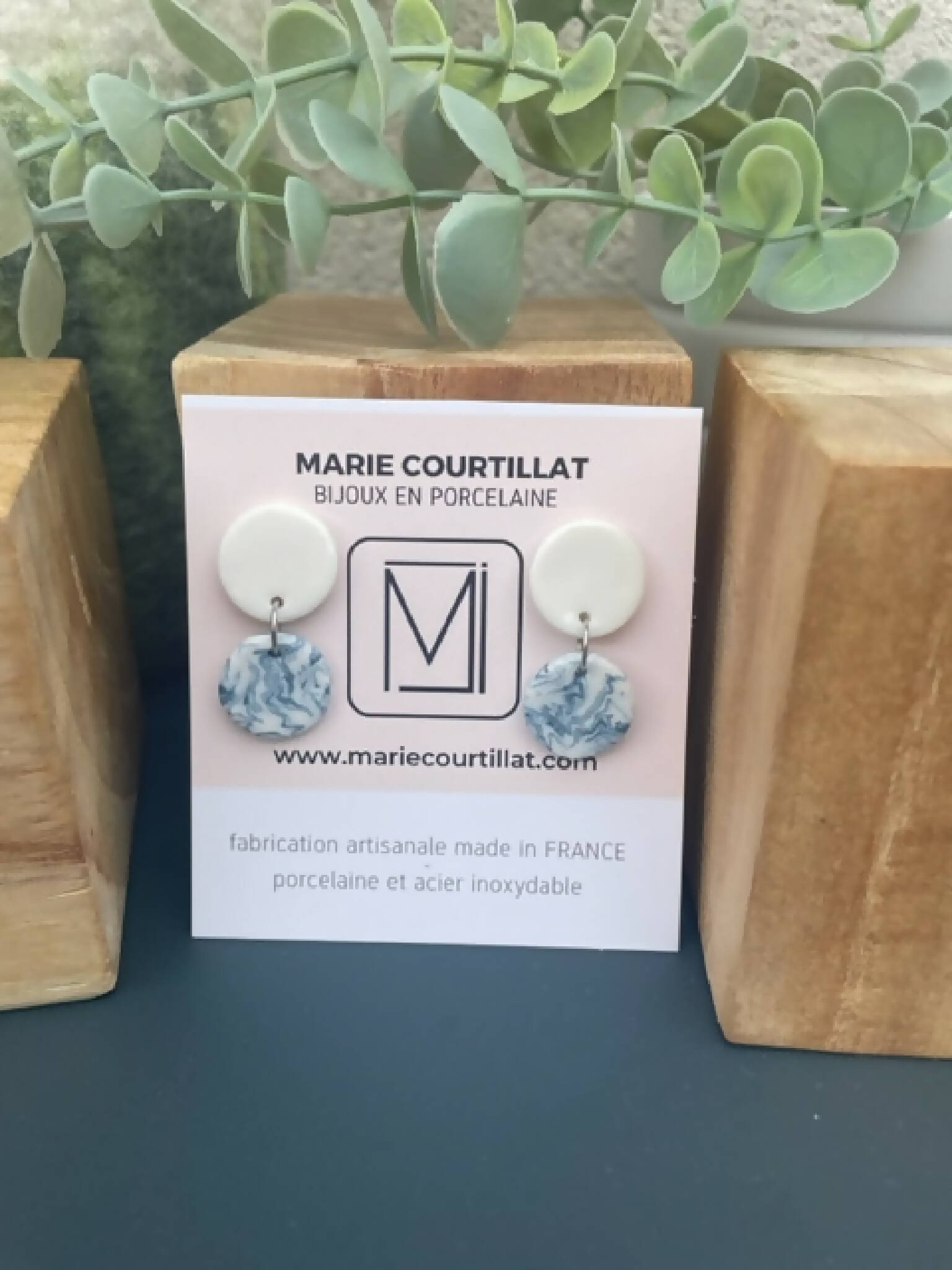 Boucles d’oreilles en porcelaine : pastilles blanches et cabochons motif noir et blanc