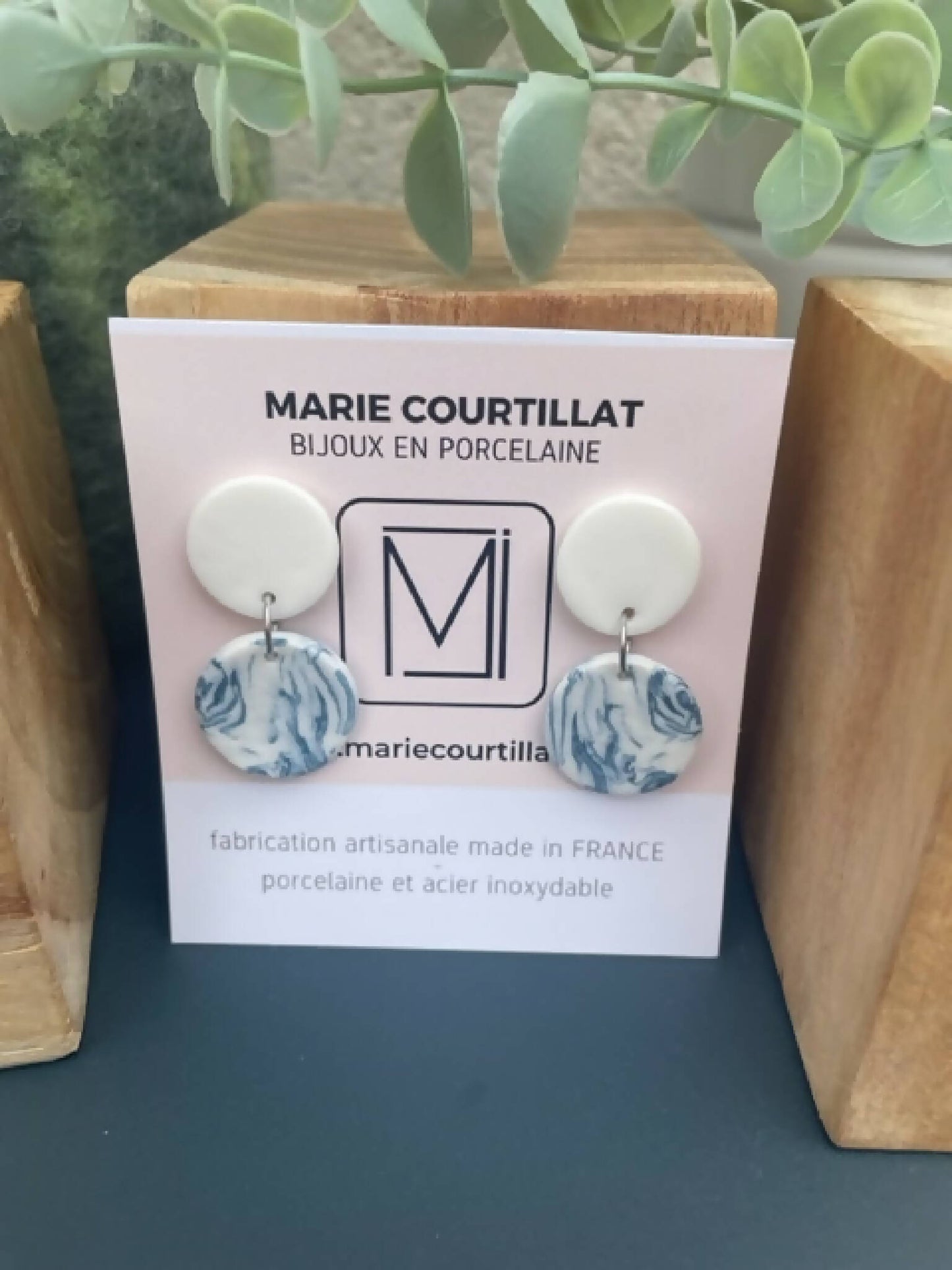 Boucles d’oreille en porcelaine : pastilles blanches et cabochons bleu marbré