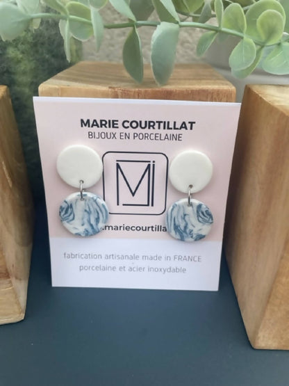 Boucles d’oreille en porcelaine : pastilles blanches et cabochons bleu marbré