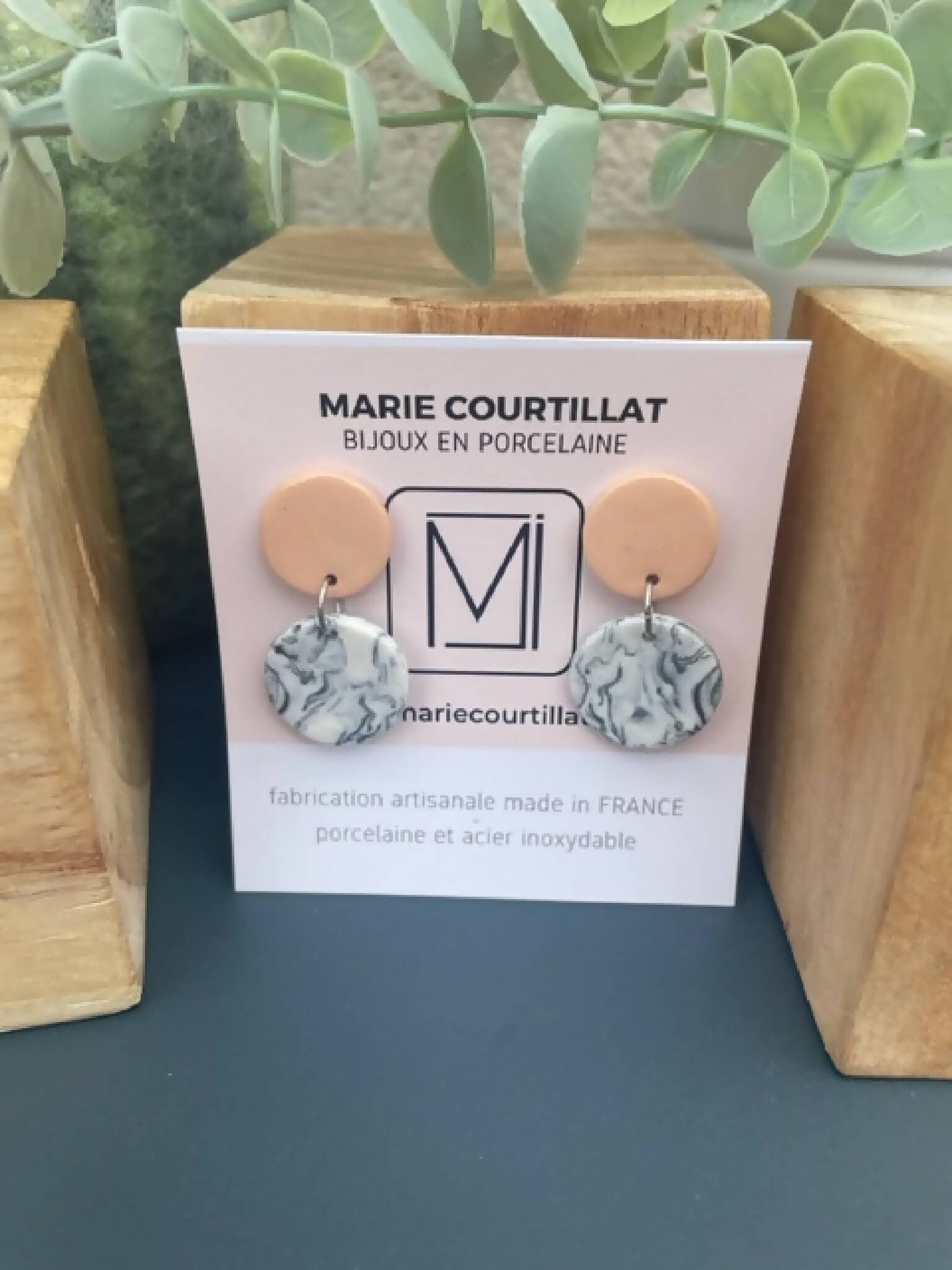 Boucles d’oreille en porcelaine : pastilles beige rosé et cabochons bleu marbré