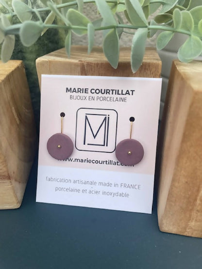 Boucles d’oreilles en porcelaine à disques ronds violet et foncé, sur tiges dorées