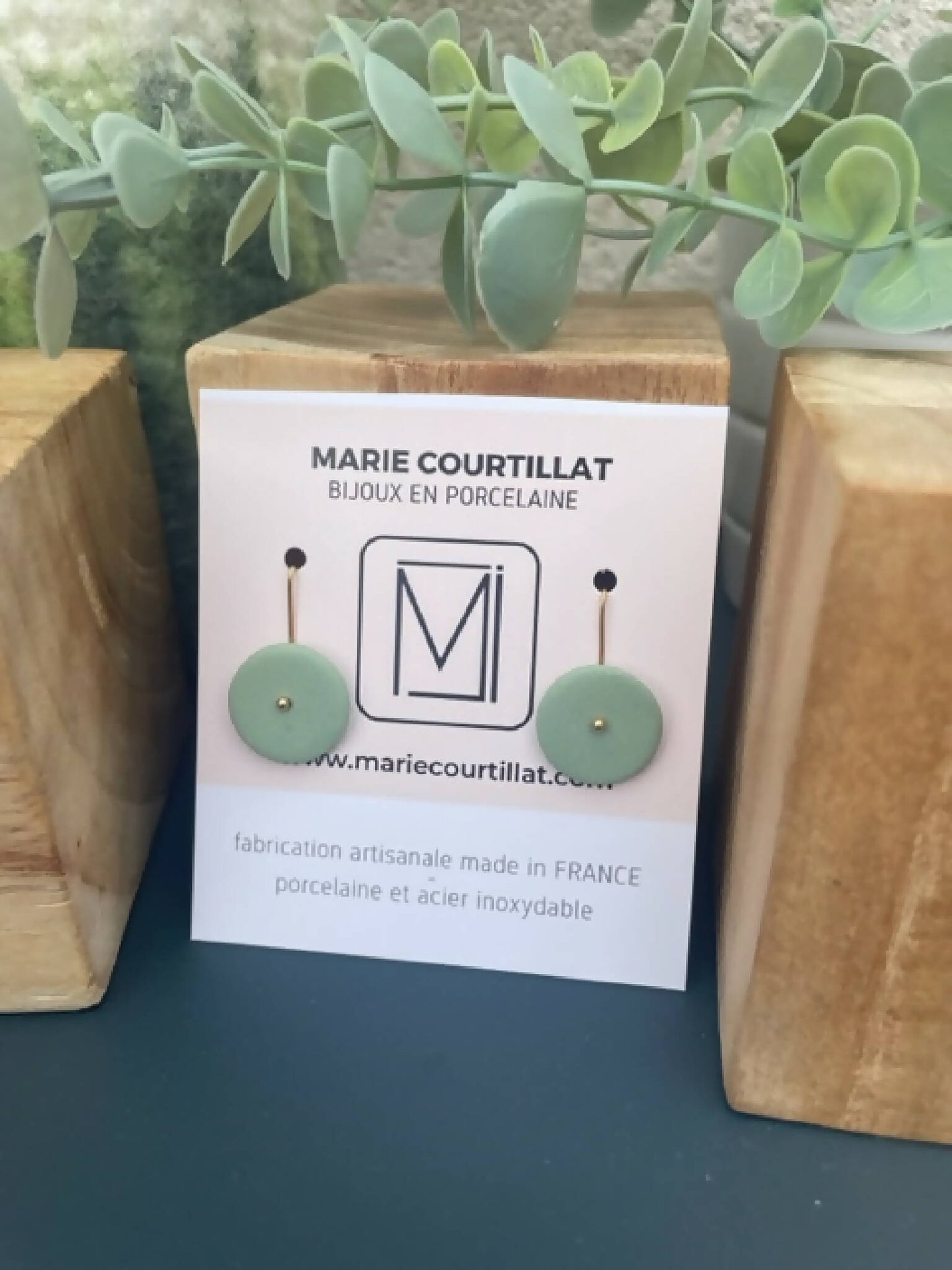 Boucles d’oreilles en porcelaine à disques ronds vert clair et vert, sur tiges dorées