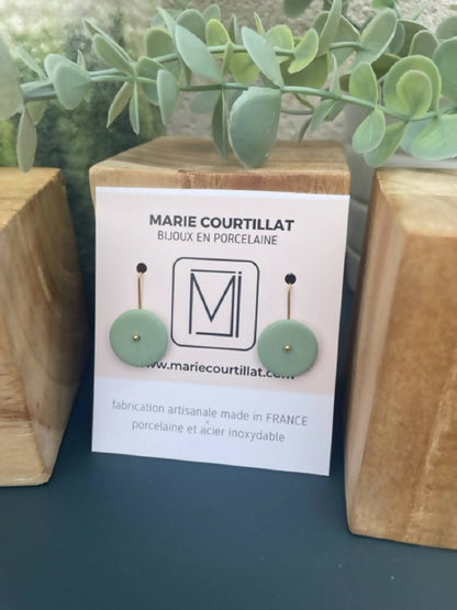 Boucles d’oreilles en porcelaine à disques ronds vert clair et vert, sur tiges dorées