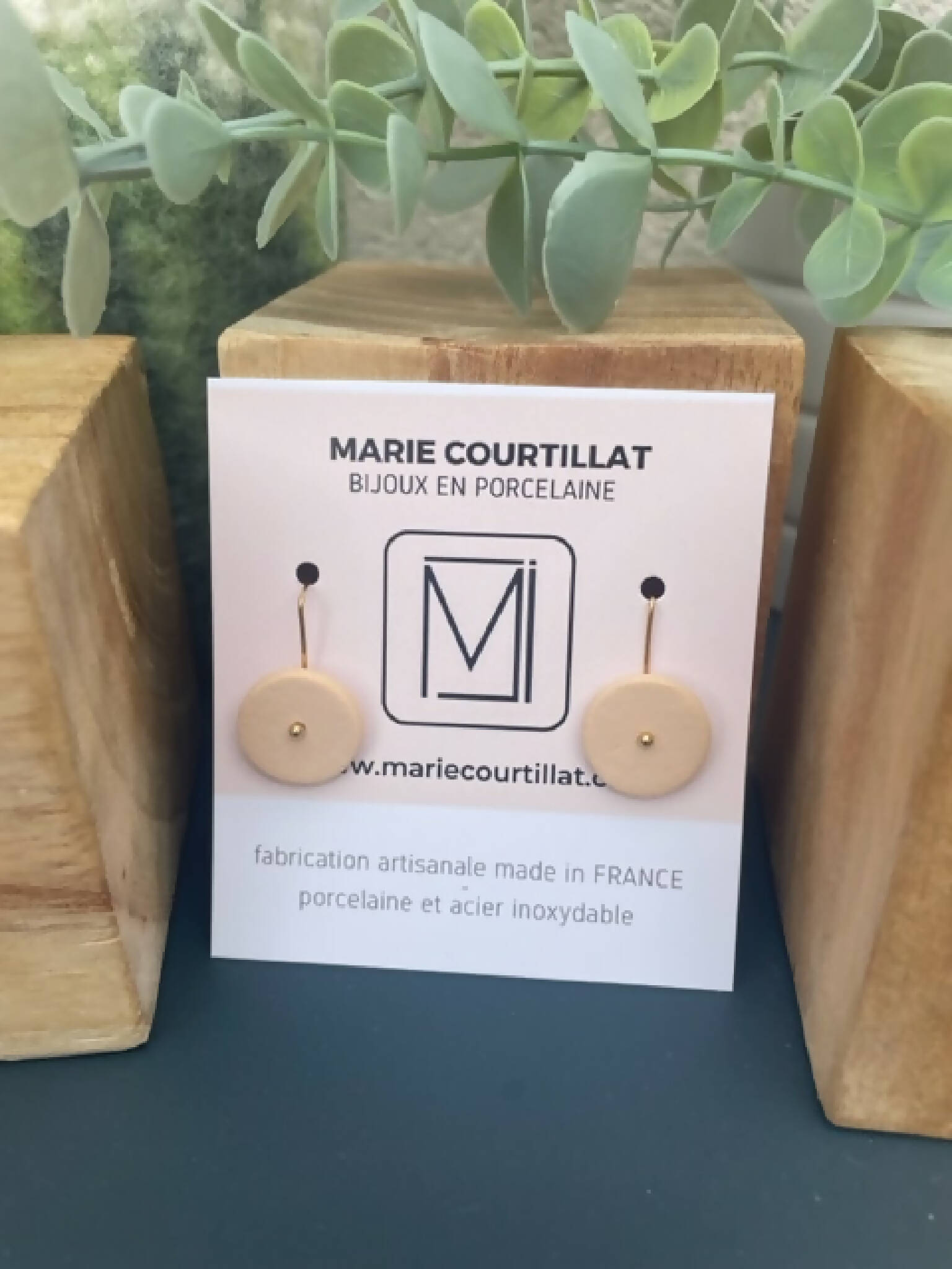 Boucles d’oreilles en porcelaine à disques ronds beige, sur tiges fines dorées