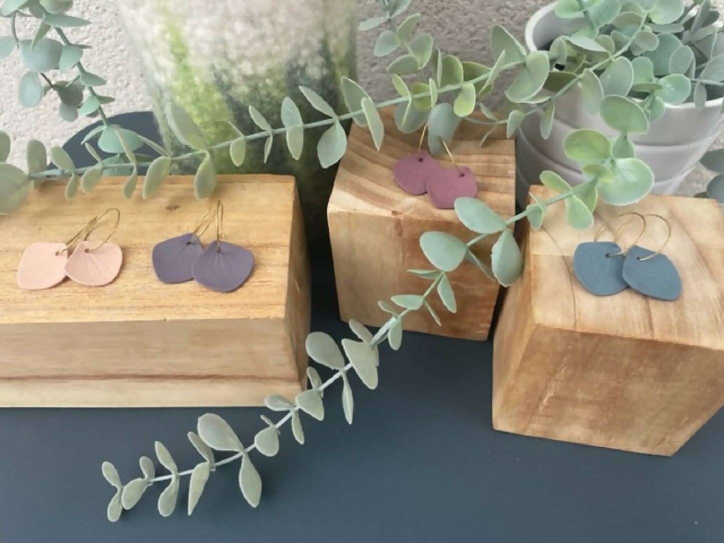 Créoles à pastilles bleu, prune et rose, attaches dorées fines