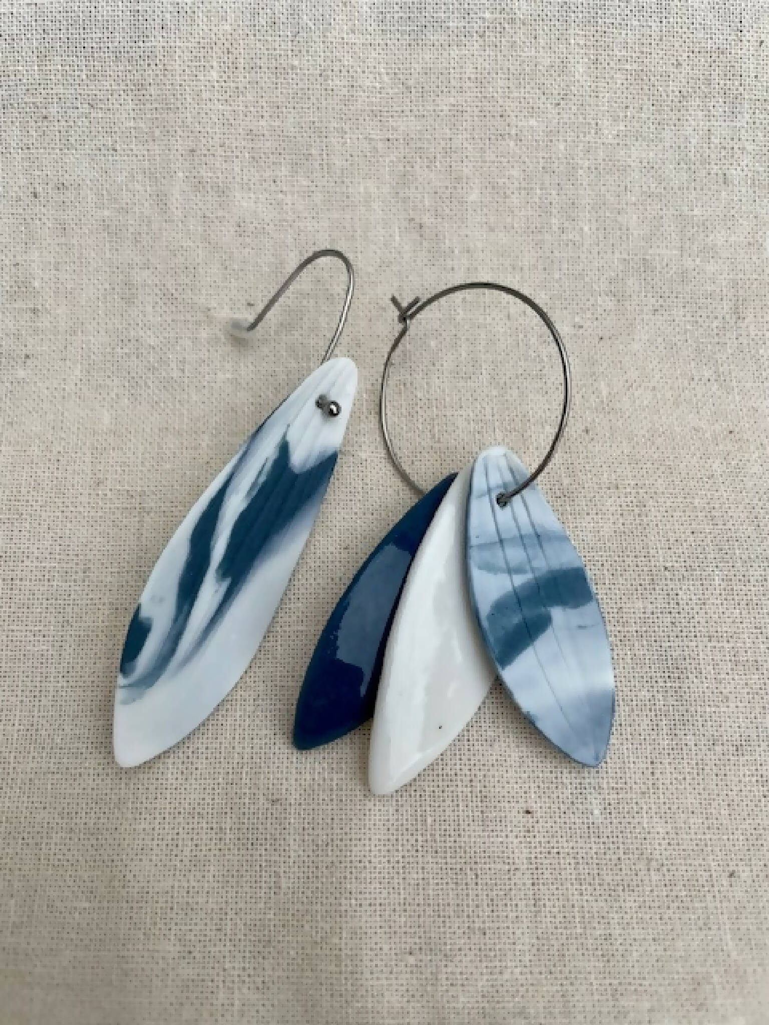 Boucles d’oreille en porcelaine asymétriques, gouttes bleues et blanches, sur crochets