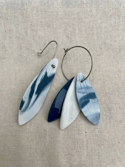 Boucles d’oreille en porcelaine asymétriques, gouttes bleues et blanches, sur crochets