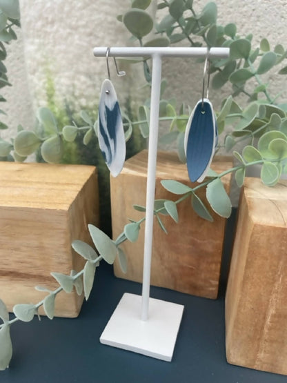 Boucles d’oreille en porcelaine asymétriques, gouttes bleues marbrées, une claire et une foncée