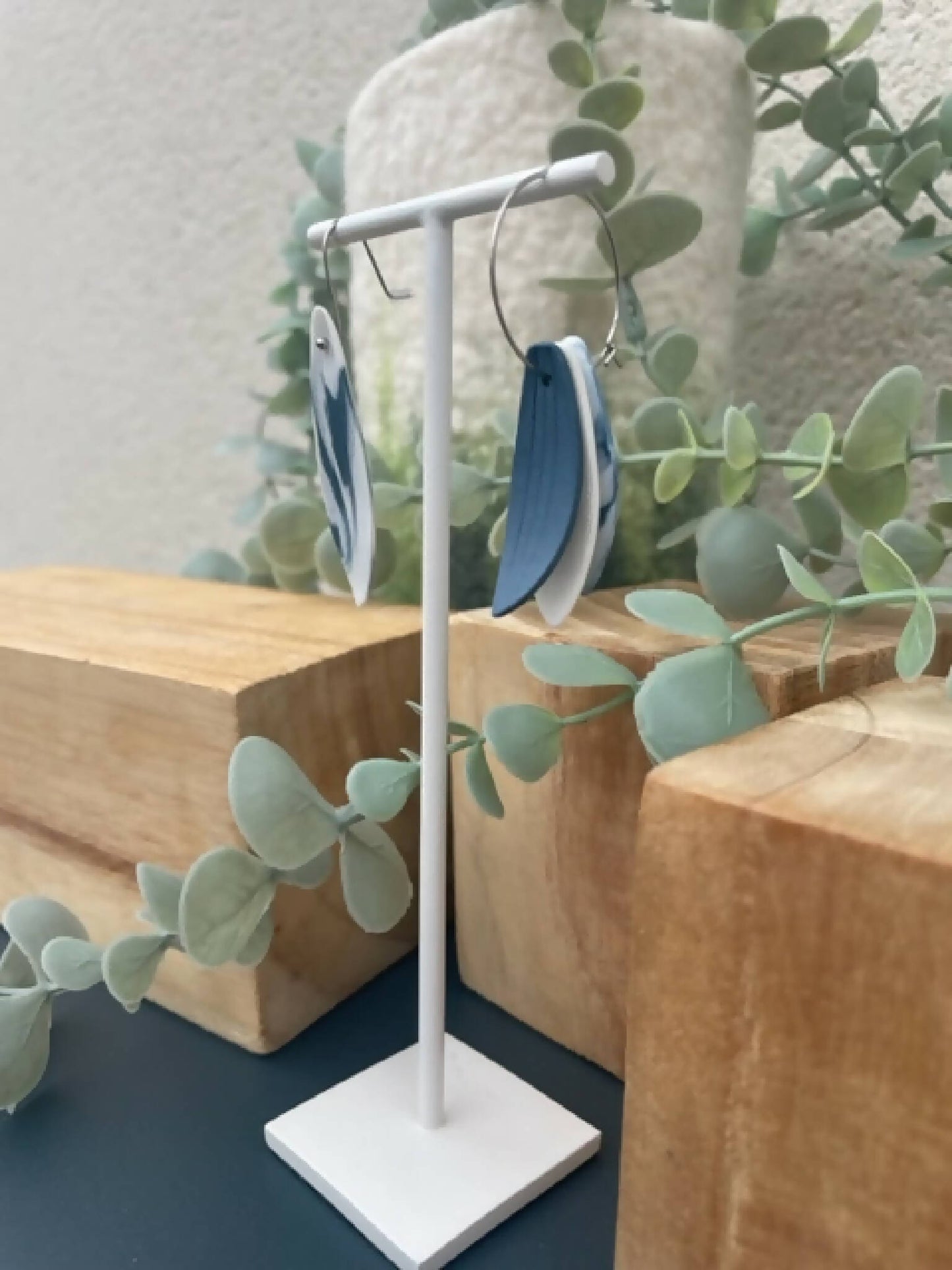 Boucles d’oreille en porcelaine asymétriques, gouttes bleues marbrées, sur anneaux