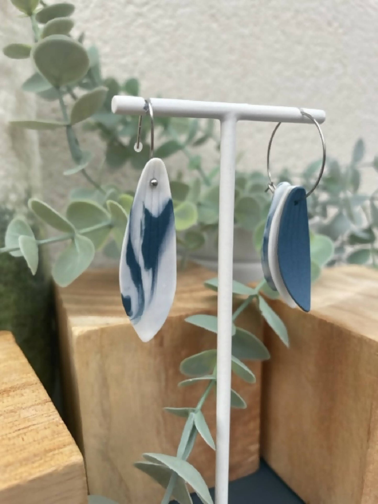 Boucles d’oreille en porcelaine asymétriques, grandes gouttes bleues marbrées, crochets et anneau