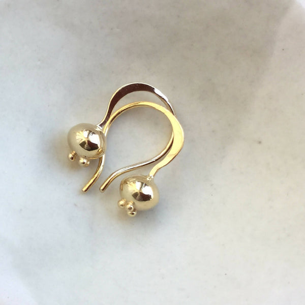 Boucles d’oreilles créoles dorées avec perle sphérique et pierre rouge