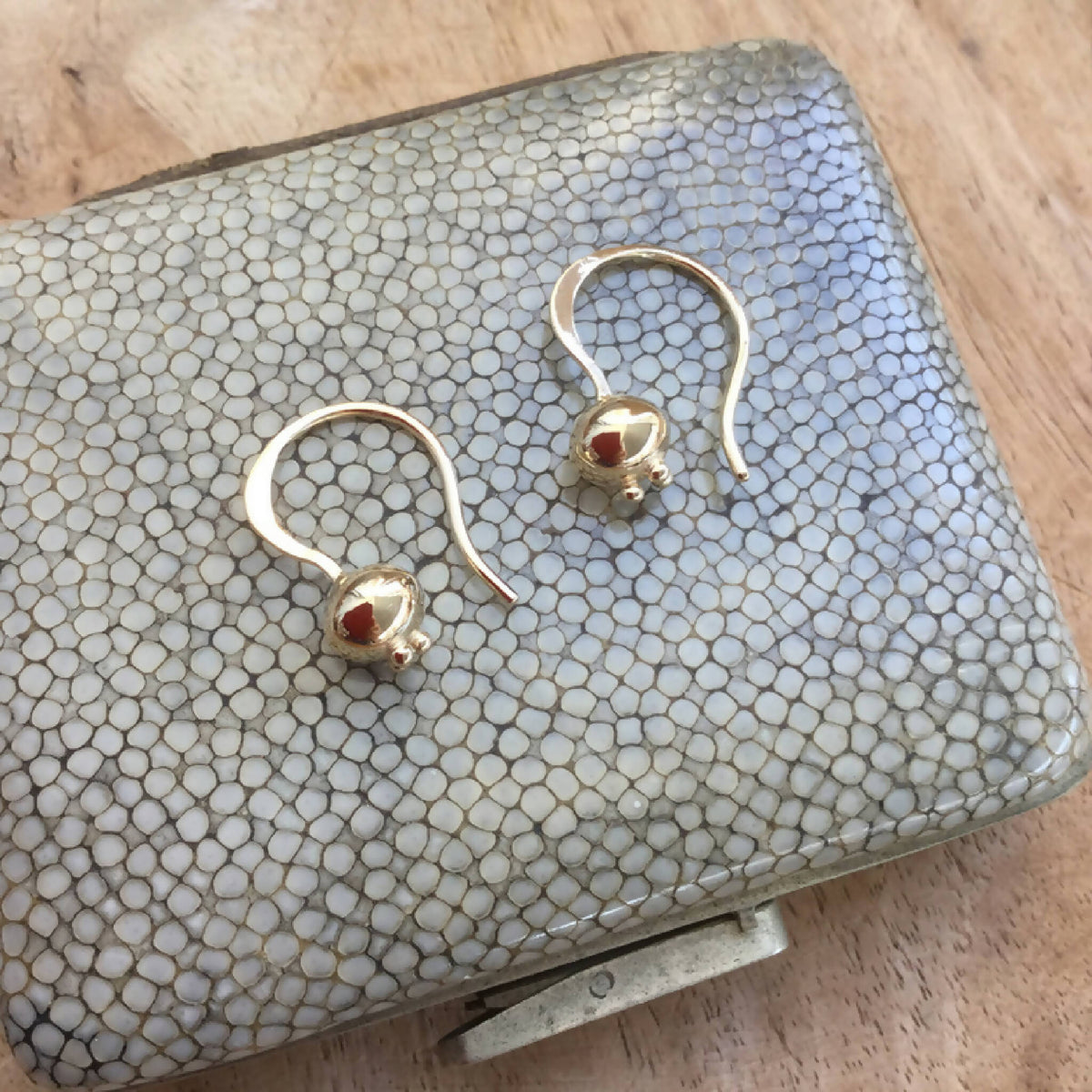 Boucles d’oreilles créoles dorées avec pierre rouge sur boules