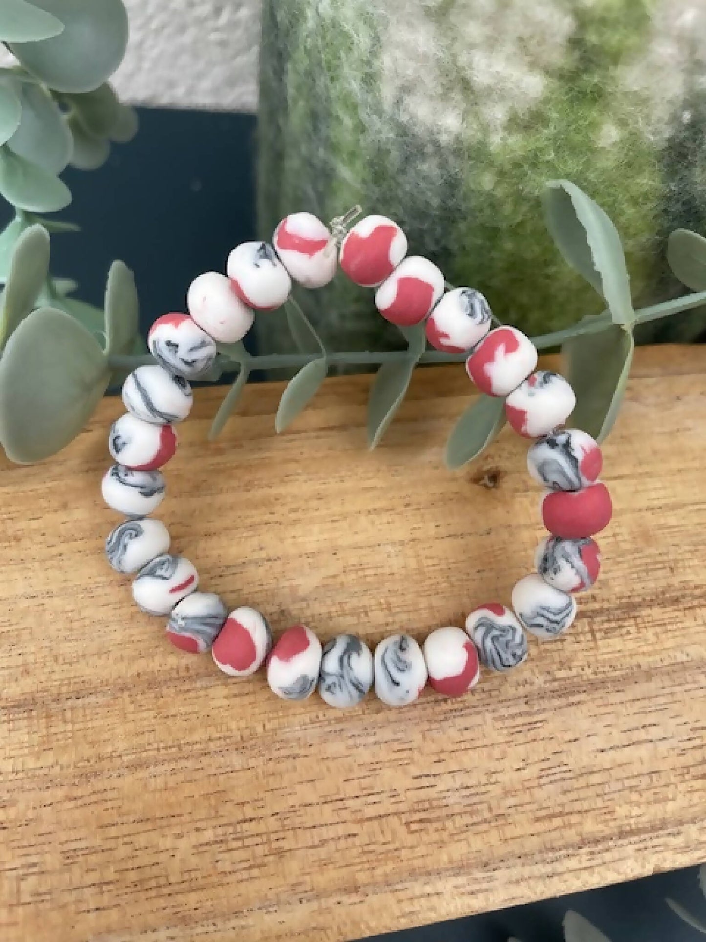 Bracelet en perles de porcelaine blanc, rouge et gris, perles motif cœur
