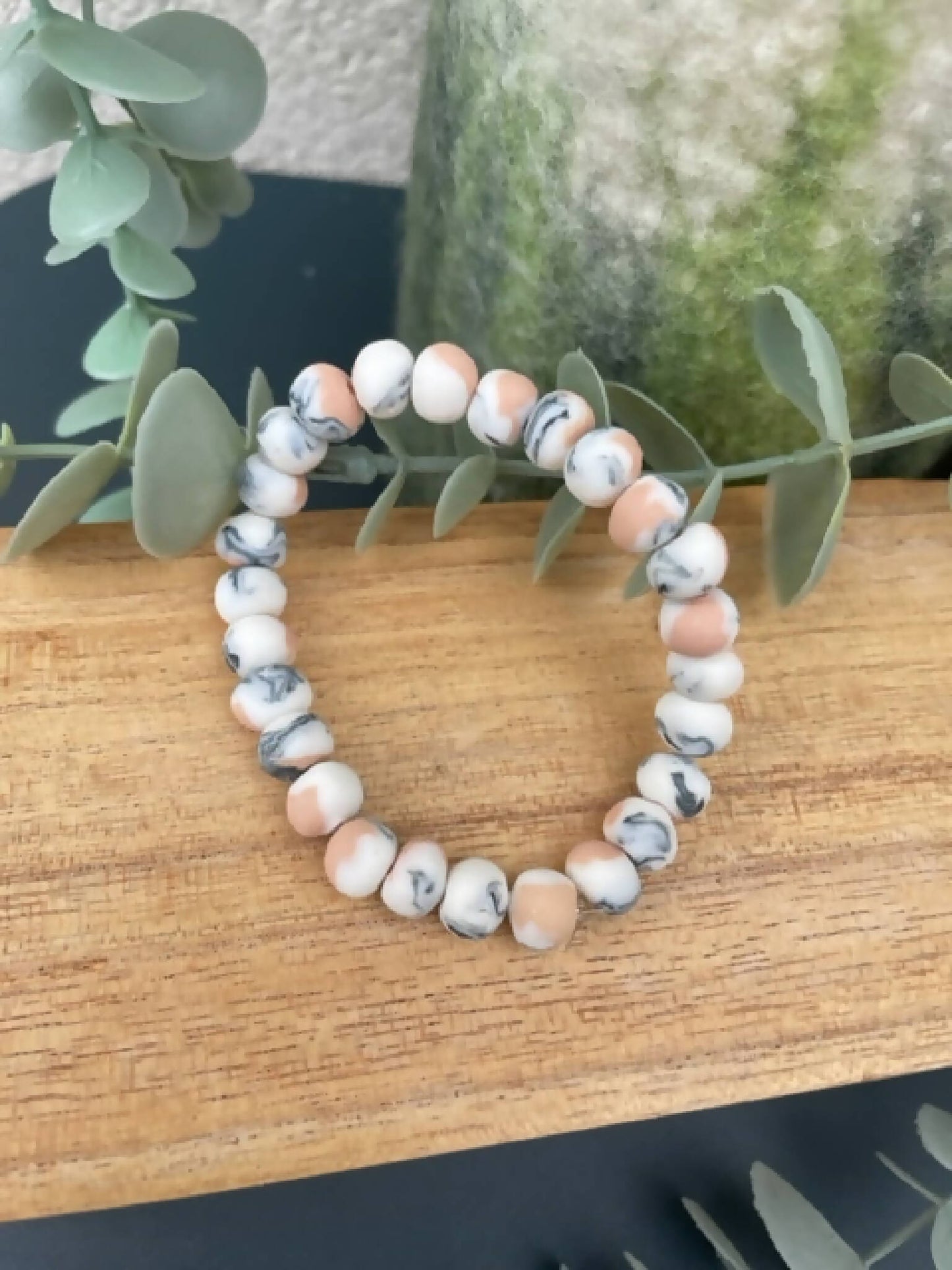 Bracelet en perles de porcelaine blanc, vert d’eau et touches pêche, perles marbrées
