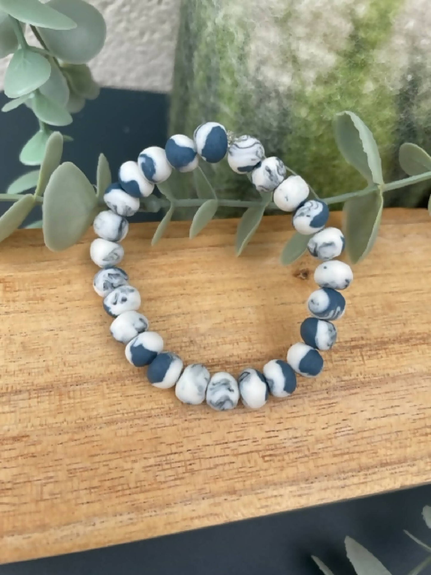 Bracelet en perles de porcelaine blanc et bleu, perles marbrées