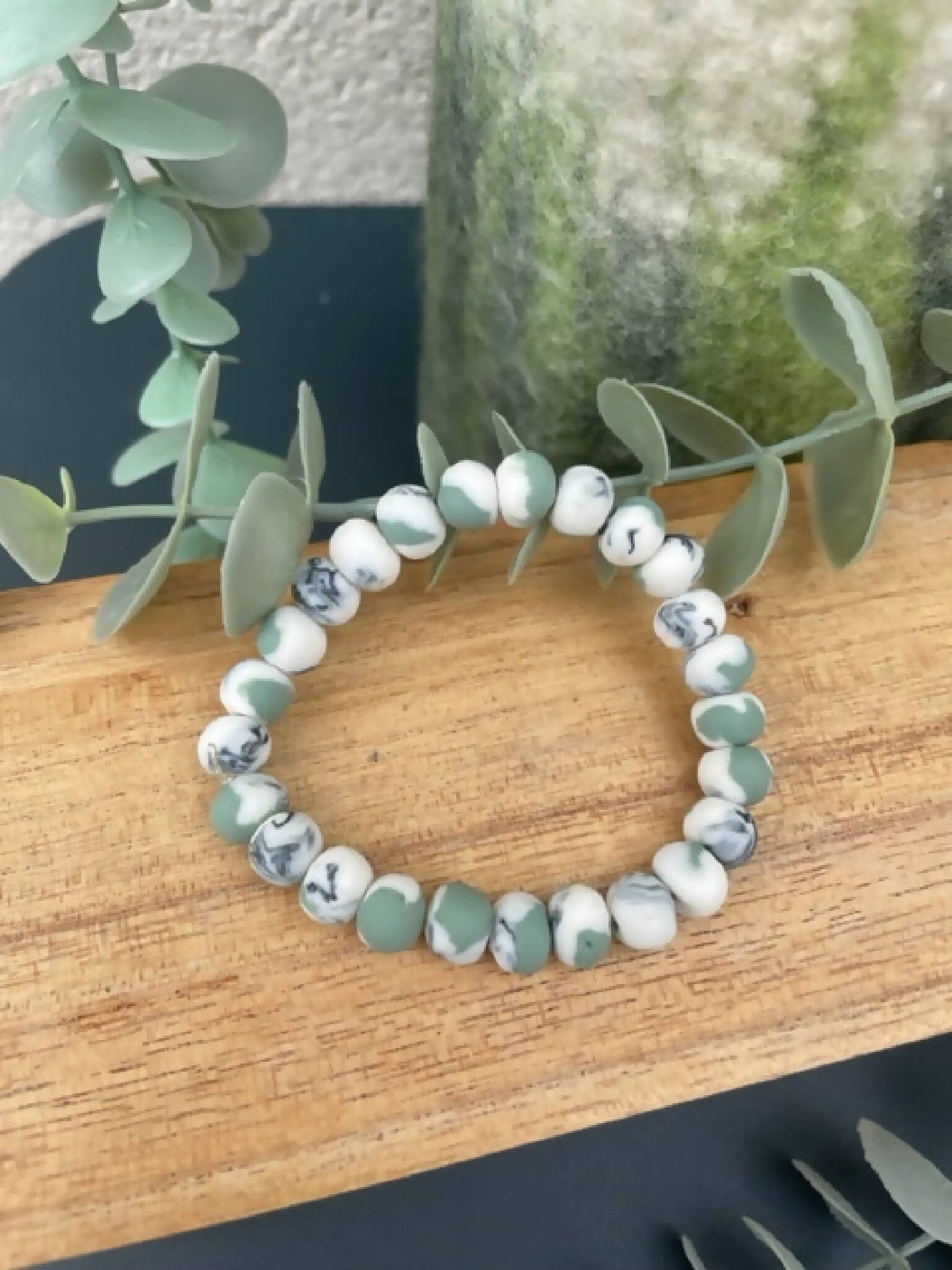 Bracelet en perles de porcelaine blanc et vert d’eau, perles marbrées et lisses