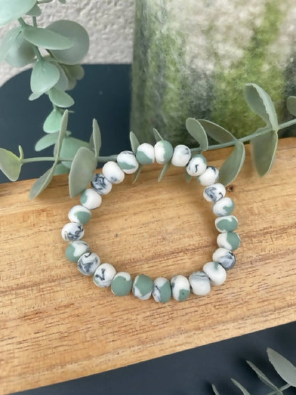 Bracelet en perles de porcelaine blanc et vert d’eau, perles marbrées et lisses