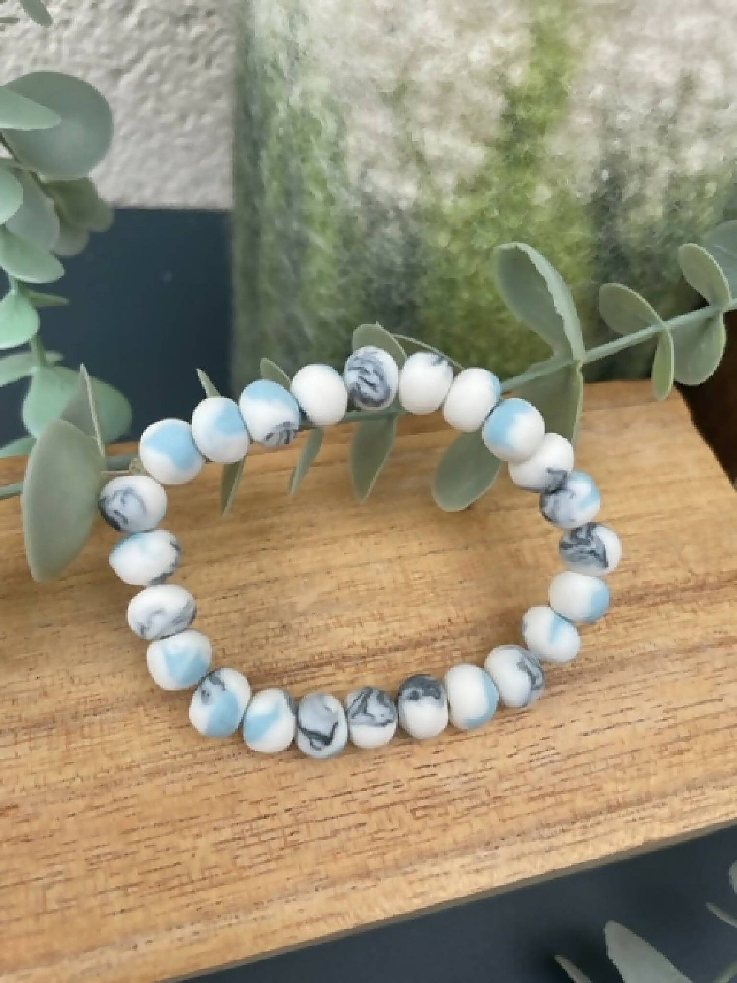 Bracelet femme en perles de porcelaine bleu clair, blanc et motif marbré.
