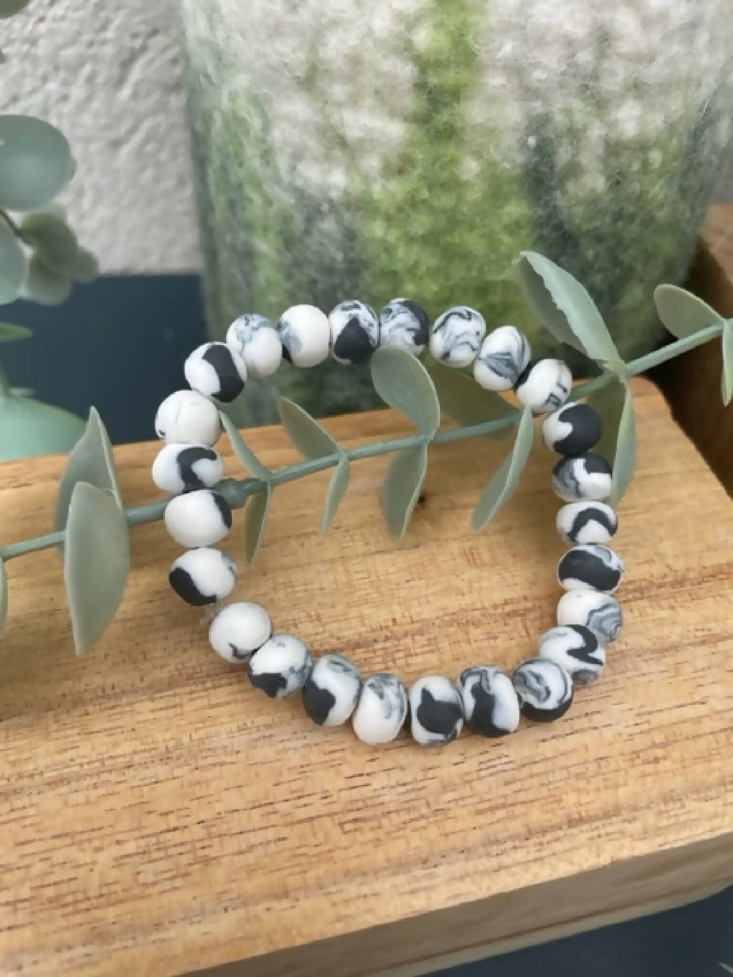 Bracelet femme en perles de porcelaine blanc et foncé, motif marbré.