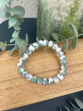 Bracelet en perles de porcelaine blanc et vert d’eau, perles marbrées et lisses