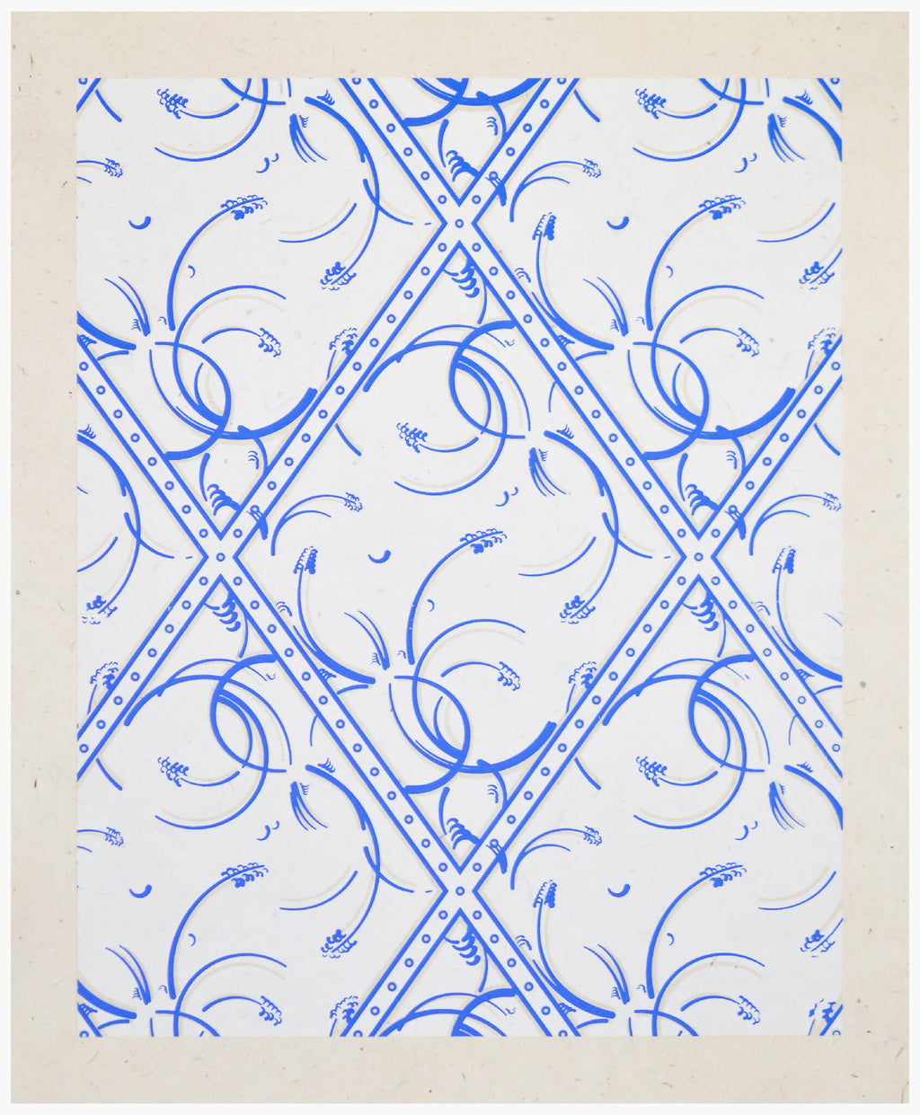 Coupon de tissu bleu, motif géométrique symétrique à arabesques et bordures perlées