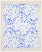 Coupon de tissu bleu, motif géométrique symétrique à arabesques et bordures perlées