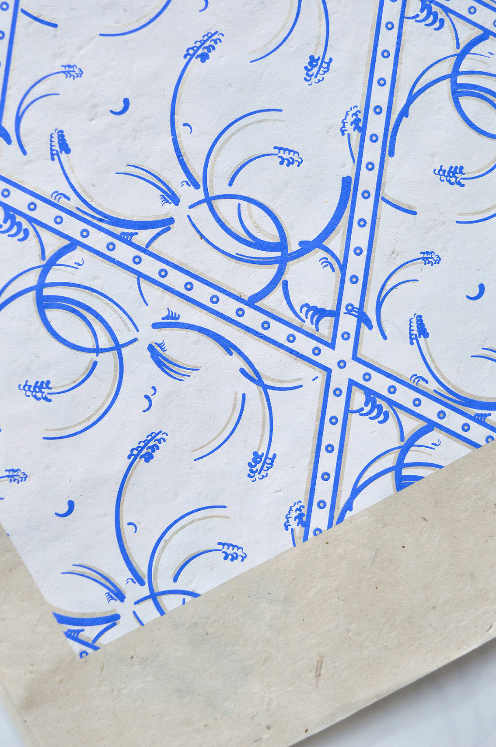 Coin de tissu bleu, losanges à arabesques et bordure cloutée