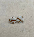 Paire de clous d’oreille en porcelaine marbrée beige et brun