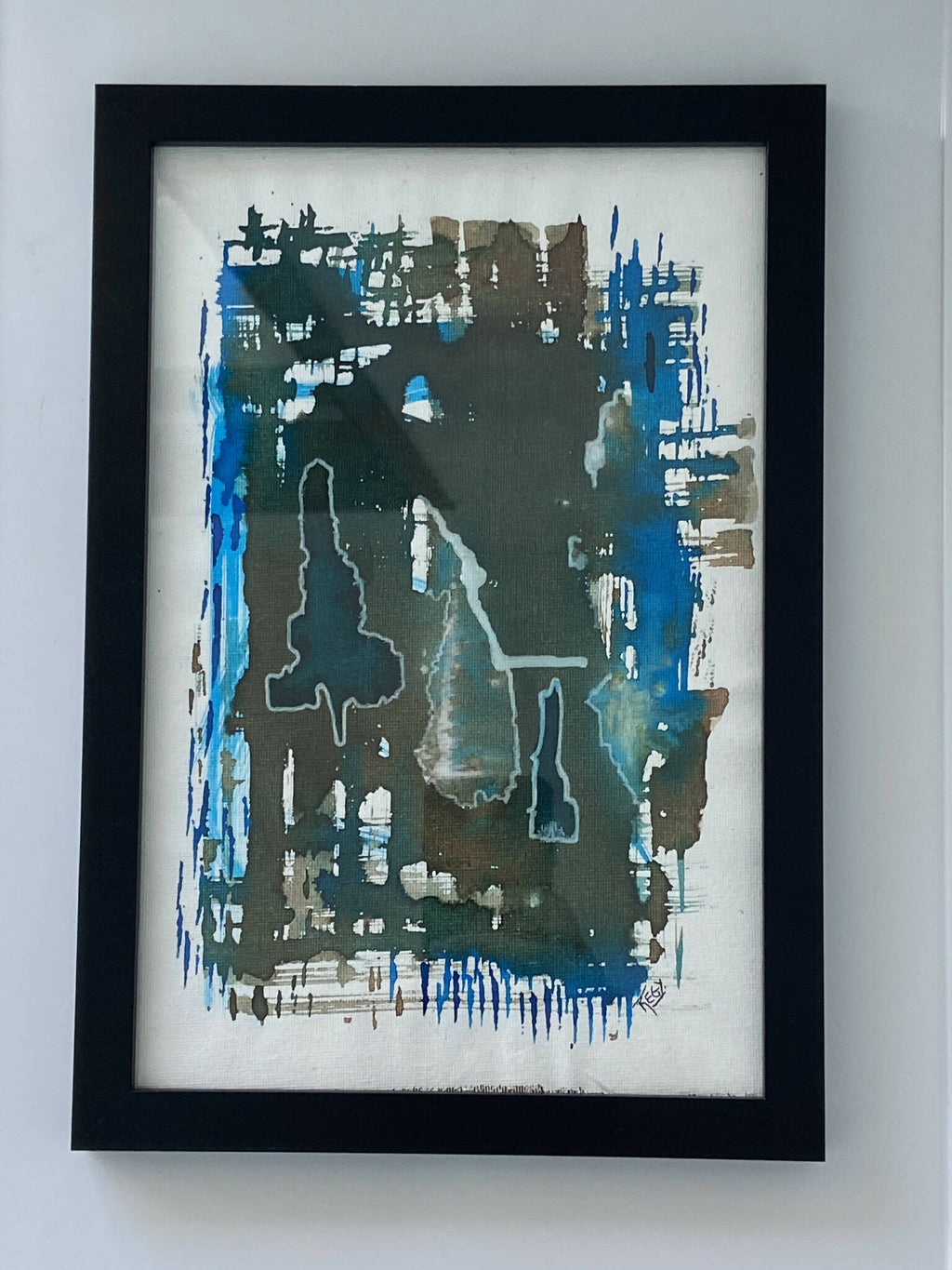 Cadre noir avec composition abstraite à dominante bleue, textures et éclaboussures