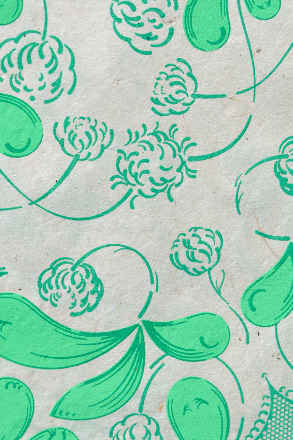 Coupon de tissu imprimé vert, gros plan sur motifs floraux et feuilles stylisées