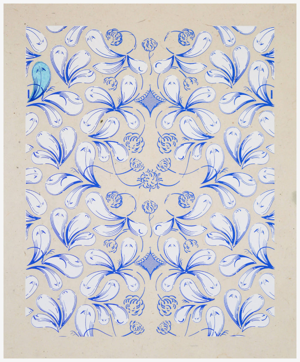 Coupon de tissu imprimé bleu, motif symétrique en rosace de feuillages et fleurs
