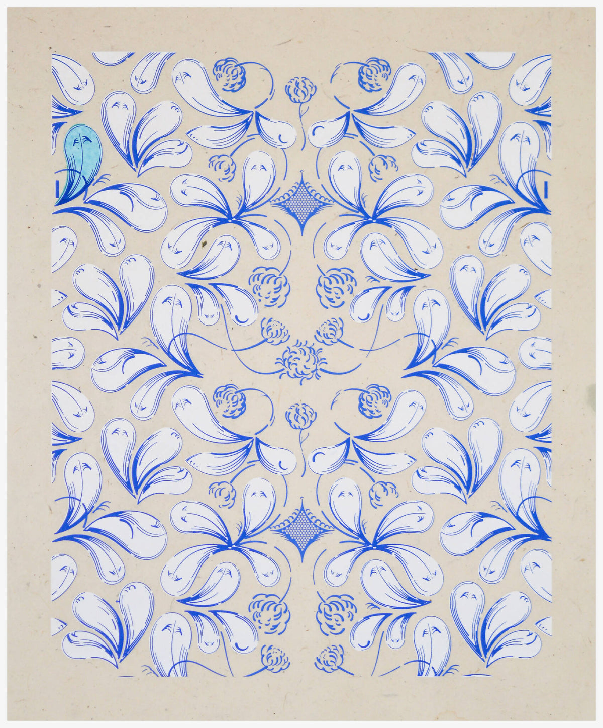 Coupon de tissu imprimé bleu, motif symétrique en rosace de feuillages et fleurs