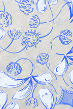 Coupon de tissu imprimé bleu, gros plan sur fleurs et feuilles stylisées