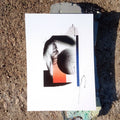 Affiche imprimée abstraite sur papier blanc, silhouettes grises et touche orange