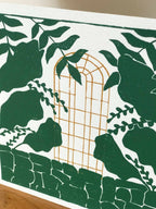 Affiche encadrée: cage dorée et feuillages verts sur fond clair avec éléments d’oiseaux.