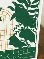 Détail de l’illustration: cage dorée et grandes feuilles vertes sur fond clair.