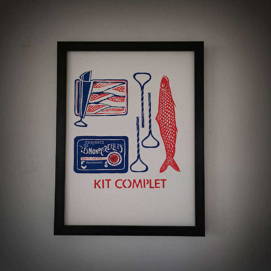 Affiche encadrée avec illustrations de sardines et accessoires, texte en rouge.