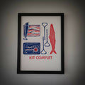 Affiche encadrée avec illustrations de sardines et accessoires, texte en rouge.