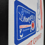 Gros plan d’un logo bleu de sardines sur affiche, avec texte et pictogramme rouge.